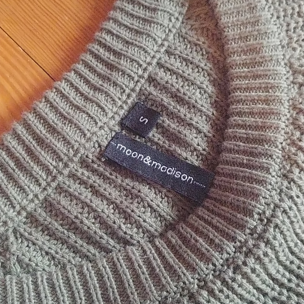 Green sweater - Picture 3 of 3